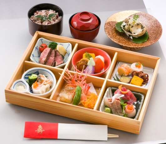 弁当箱、会席料理 fe64df394c217269b3c146f121462e